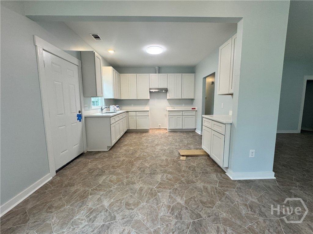 Image 5 of property listing at 2418 Riviera Drive, Savannah, GA 31406