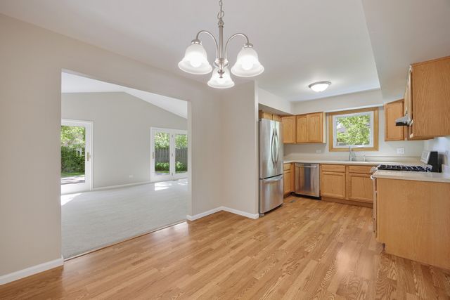 1640 Edinburgh Court, Aurora, IL 60504