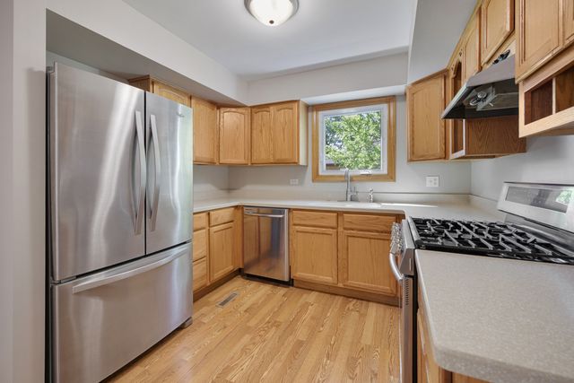 1640 Edinburgh Court, Aurora, IL 60504