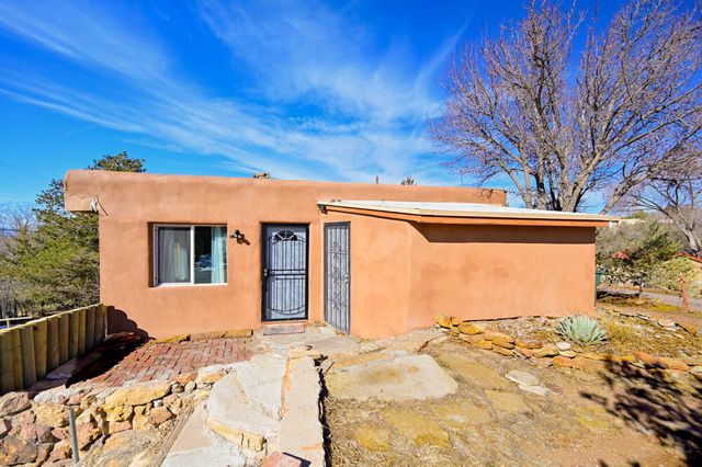 436 Apodaca Hill Street, Santa Fe, NM 87501