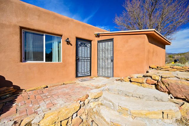436 Apodaca Hill Street, Santa Fe, NM 87501