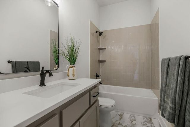 2624 NE Woodland Oak Drive, Lee's Summit, MO 64086