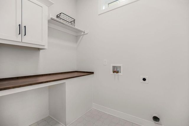 2624 NE Woodland Oak Drive, Lee's Summit, MO 64086