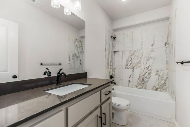 2624 NE Woodland Oak Drive, Lee's Summit, MO 64086
