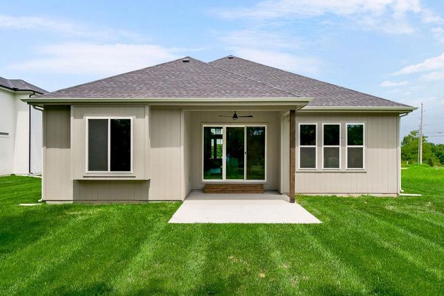 2624 NE Woodland Oak Drive, Lee's Summit, MO 64086