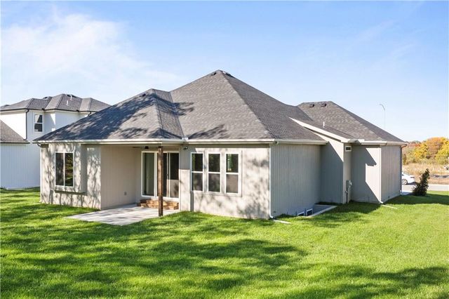 2624 NE Woodland Oak Drive, Lee's Summit, MO 64086