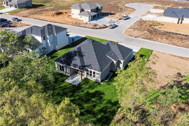 2624 NE Woodland Oak Drive, Lee's Summit, MO 64086