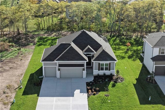 2624 NE Woodland Oak Drive, Lee's Summit, MO 64086