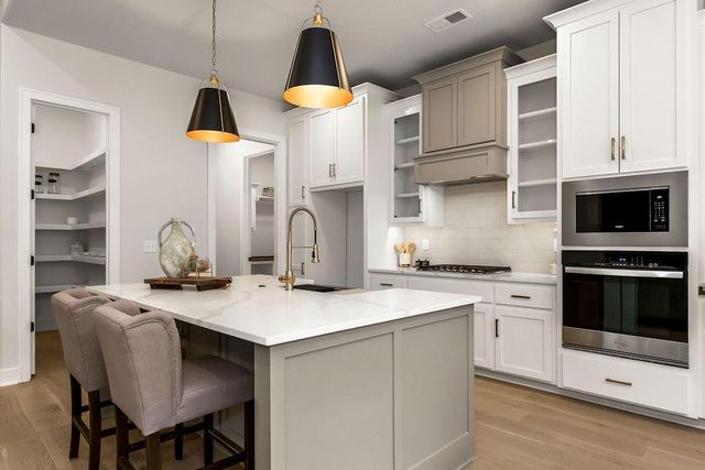 2624 NE Woodland Oak Drive, Lee's Summit, MO 64086
