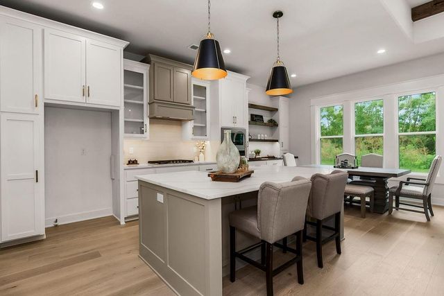 2624 NE Woodland Oak Drive, Lee's Summit, MO 64086