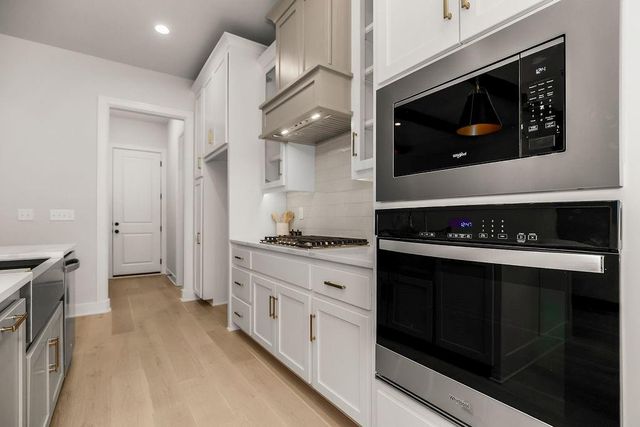 2624 NE Woodland Oak Drive, Lee's Summit, MO 64086
