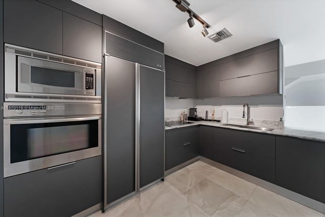 400 Alton Rd TH-1A, Miami Beach, FL 33139