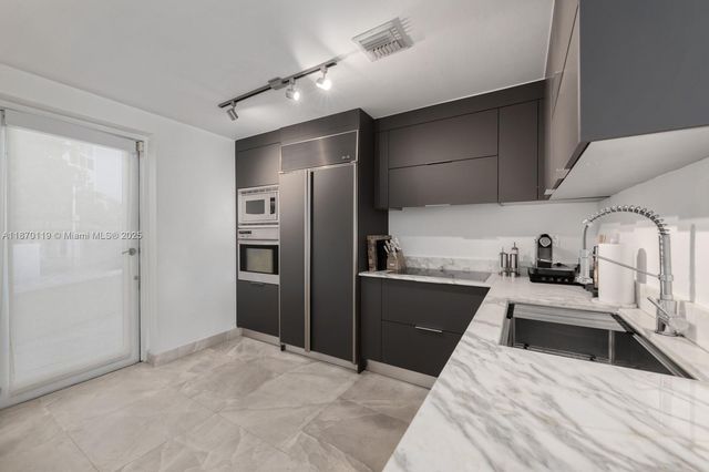 400 Alton Rd TH-1A, Miami Beach, FL 33139