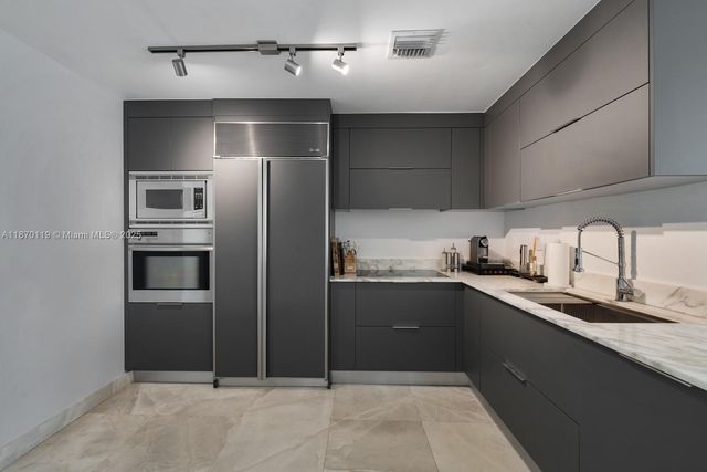 400 Alton Rd TH-1A, Miami Beach, FL 33139