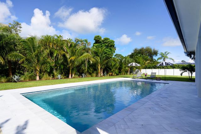 11823 Lake Shore Place, North Palm Beach, FL 33408