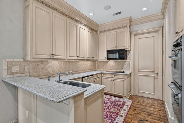 3535 GILLESPIE Street 104, Dallas, TX 75219