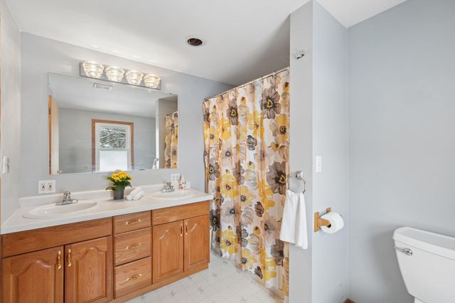 687 Tuscarora Avenue, Saint Paul, MN 55102