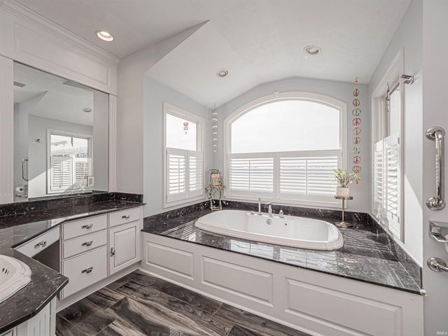 101 E Jennings St Apt E, Newburgh, IN 47630