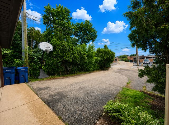 615 E Golf Road 2, Des Plaines, IL 60016