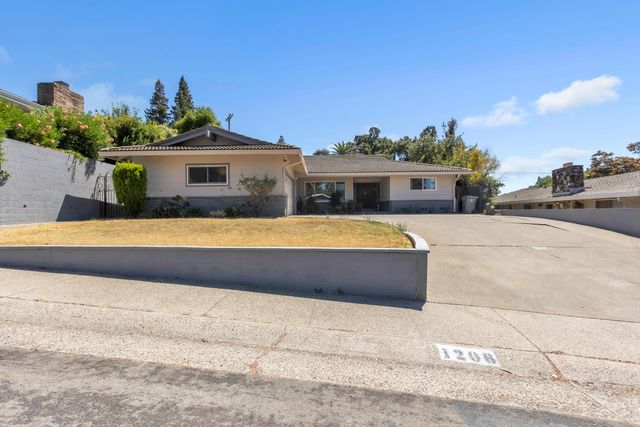 1206 43rd Ave, Sacramento, CA 95822