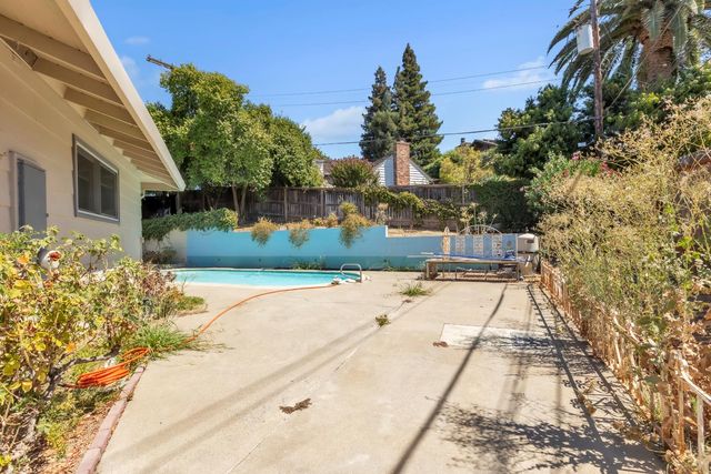 1206 43rd Ave, Sacramento, CA 95822