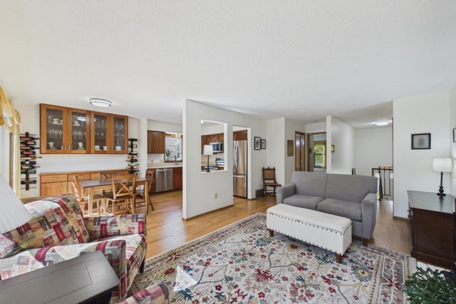 10211 Lee Drive, Eden Prairie, MN 55347