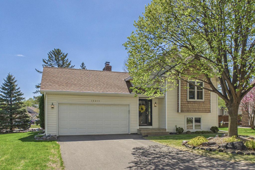 10211 Lee Drive, Eden Prairie, MN 55347