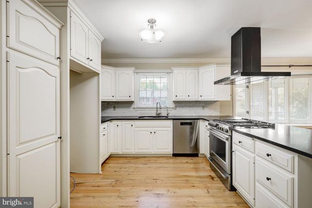 13 MEADOW LN, New Holland, PA 17557