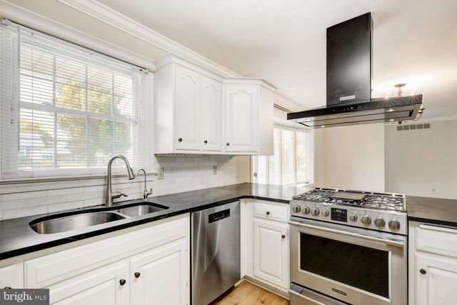 13 MEADOW LN, New Holland, PA 17557