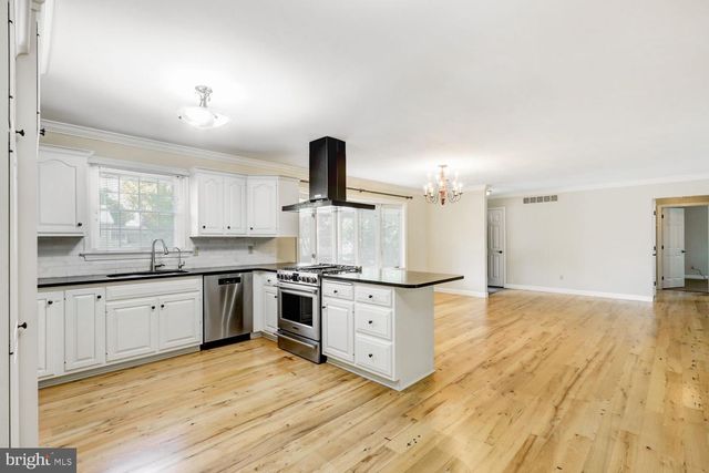 13 MEADOW LN, New Holland, PA 17557