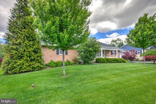 13 MEADOW LN, New Holland, PA 17557