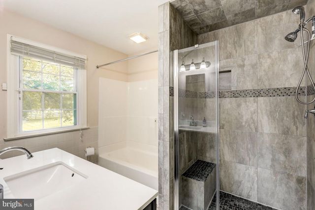 13 MEADOW LN, New Holland, PA 17557