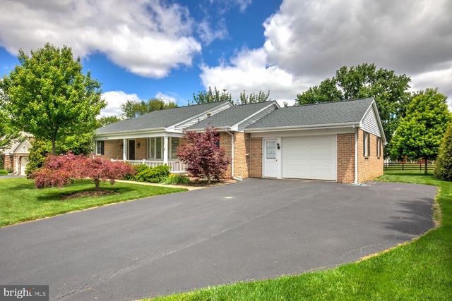13 MEADOW LN, New Holland, PA 17557