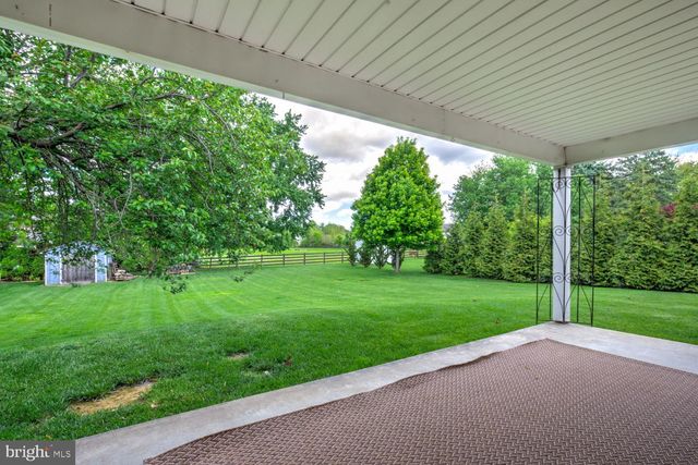 13 MEADOW LN, New Holland, PA 17557