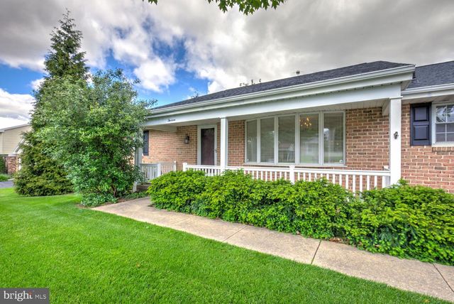 13 MEADOW LN, New Holland, PA 17557