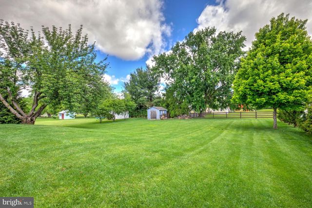 13 MEADOW LN, New Holland, PA 17557