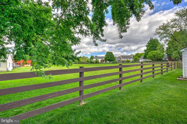 13 MEADOW LN, New Holland, PA 17557