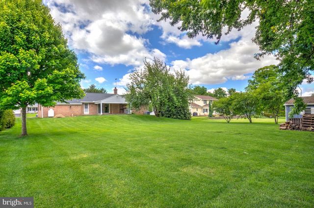 13 MEADOW LN, New Holland, PA 17557
