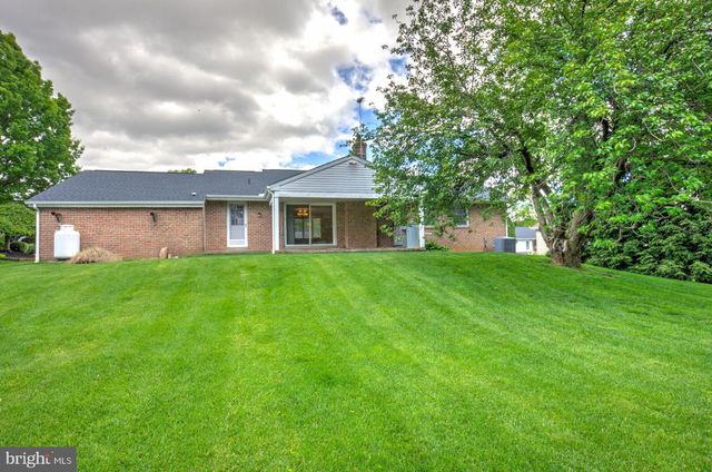 13 MEADOW LN, New Holland, PA 17557