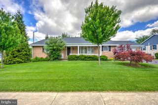 13 MEADOW LN, New Holland, PA 17557