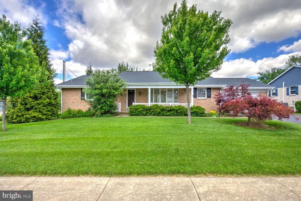 13 MEADOW LN, New Holland, PA 17557