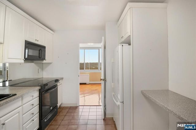 1 Claridge Drive 523, Verona, NJ 07044