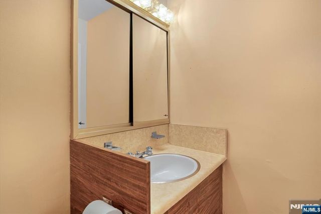 1 Claridge Drive 523, Verona, NJ 07044