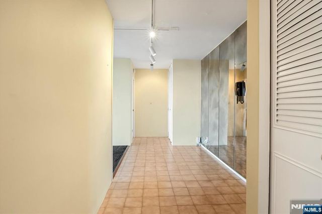 1 Claridge Drive 523, Verona, NJ 07044