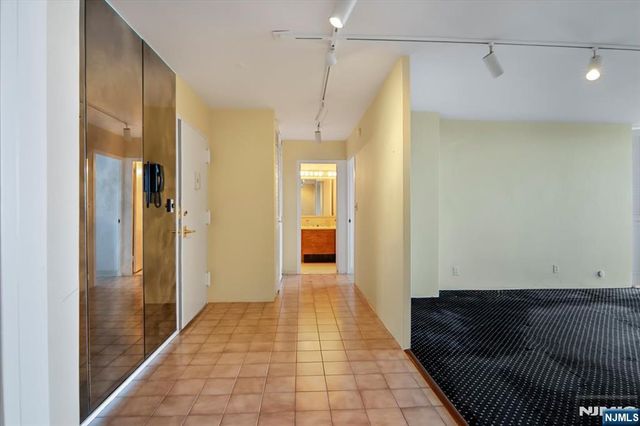 1 Claridge Drive 523, Verona, NJ 07044