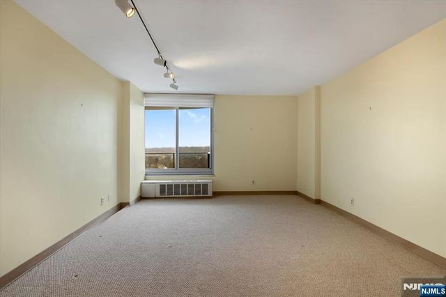 1 Claridge Drive 523, Verona, NJ 07044