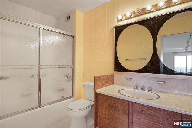 1 Claridge Drive 523, Verona, NJ 07044