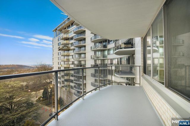 1 Claridge Drive 523, Verona, NJ 07044