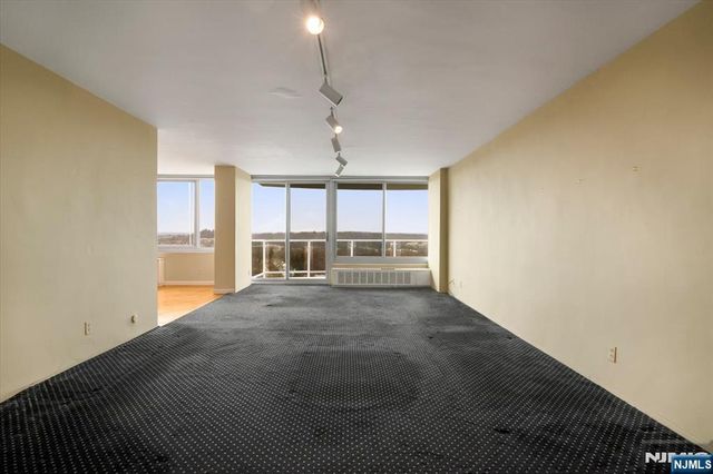 1 Claridge Drive 523, Verona, NJ 07044