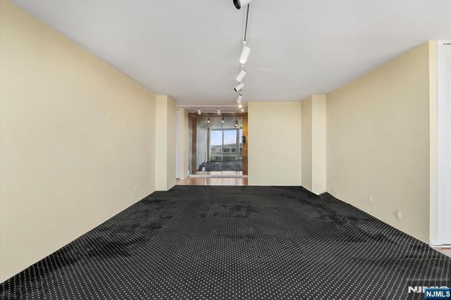 1 Claridge Drive 523, Verona, NJ 07044